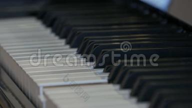 有趣的神秘自弹钢琴。 黑白钢琴琴键自己演奏