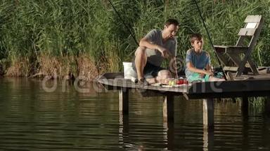 在池塘的木码头上吃早餐的渔民