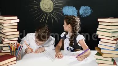 现代学校观念。 男孩和女孩坐在一张桌子上，拿着一堆书。 还有后面的黑板。 孩子们在<strong>上课</strong>