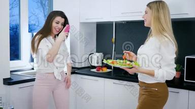 健康的饮食，漂亮的女友在厨房用沙拉拍照