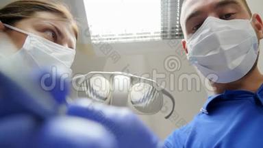 工作中戴带专用仪器的医用口罩的积极工作人员，病人的观点