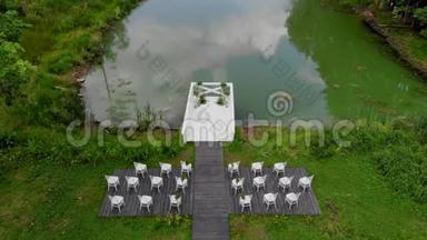 湖边的婚礼装饰。靠近湖边的婚礼区。没有人。鸟瞰图。4公里