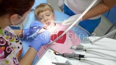 带着<strong>牙齿疼痛</strong>的患病儿童躺在牙椅上，正畸医师手里拿着工具进行检查