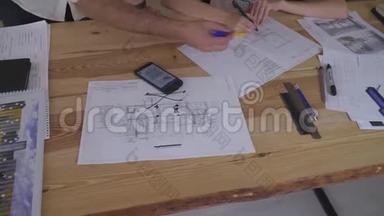 团队合作，男人在电话中显示任务，女孩在图纸上做笔记。