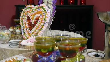 庆典大厅内的甜点桌。 庆祝自助餐与水果甜点和棉花糖。 接待漂亮的装饰
