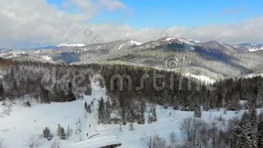 在晴朗的天气里，满是雪的树木的<strong>山脉</strong>全景。 喀尔巴阡<strong>山脉</strong>的冬季景色