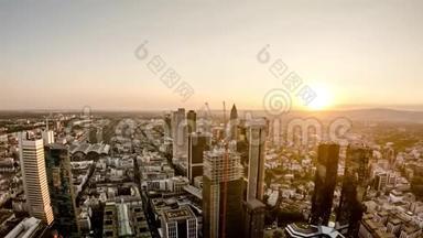 在炎热的夏季日落时分，法兰克福/主天线和摩天大楼所在地的空中时间流逝-德国