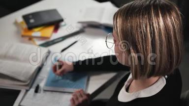 特写女生或学生在<strong>黑板</strong>上写`教育`的单词.. 她`在<strong>做作业</strong>。