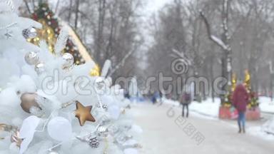 城市街道上<strong>喜庆</strong>的气氛.. 挂在树上的<strong>圣诞</strong>玩具。 人们在后台行走。