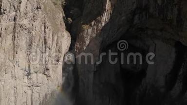 从高加索陡峭的悬崖上俯瞰巨大的<strong>瀑布</strong>。 近距离<strong>拍摄</strong>了一条大溪流