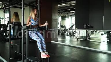 年轻强壮的女子，穿着<strong>运动服</strong>，穿着<strong>运动服</strong>，在健身房锻炼腹肌