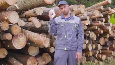 工人伐木工人或木匠，在一堆<strong>木头</strong>附近有一大堆钱，锯<strong>木头</strong>。 成功的概念