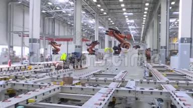 大型生产设施，在输送机和自动机器人上生产。 场景。 生产区域。