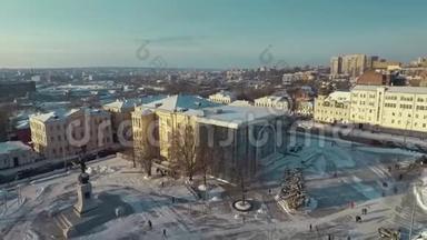 乌克兰哈尔科夫-2016年12月13日：历史博物馆空中展览，<strong>宪法</strong>广场上覆盖着白雪
