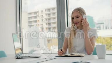 严肃的女人在灯光办公室工作。 优雅的现代女商人，手提电脑和<strong>长桌</strong>上的文件