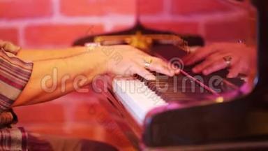 人弹钢琴琴键.. 在男人的框架`手.. 手指上的金戒指。