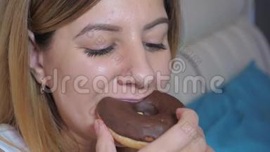 身材矮小的女人吃着肥美的巧克力甜甜圈，爱吃，体重超标4k