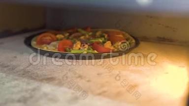生披萨与奶酪，西红柿和意大利辣香肠在热烤箱比萨饼厨房。 传统披萨烘焙