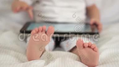 儿童在床上玩电子平板电脑-2