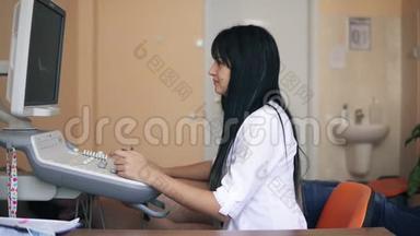 医生办公室`超声心动图和超声检查：女医生用`检查病人的心脏