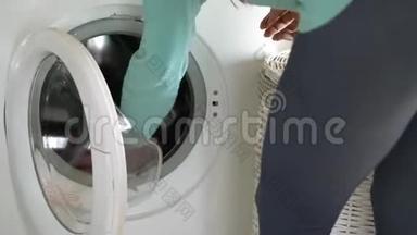 女人从洗衣机里洗衣服