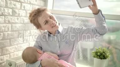 快乐的女人和熟睡的宝宝自拍。快乐的母亲
