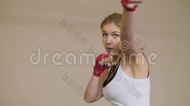 年轻<strong>女子</strong>用手裹着红色的<strong>拳击</strong>磁带<strong>拳击</strong>。 漂亮的女<strong>拳击</strong>手在健身房训练。