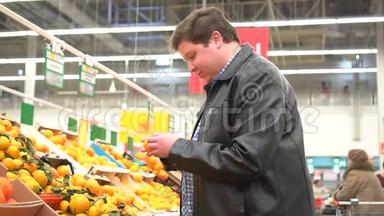 胖子在超市里摘水果、橘子