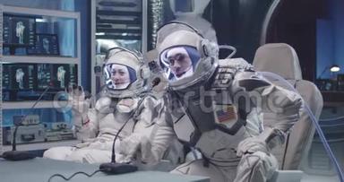 宇航员在飞行前新闻发布会上讲话