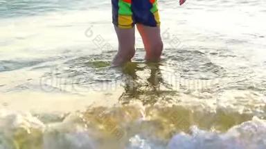 慢镜头拍摄：宝宝`腿站在<strong>大海</strong>里的水里，在海浪中，在<strong>大海</strong>的背景下