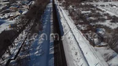 冬季铁路车厢旅客列车的俯视图。 空中射击。 4K