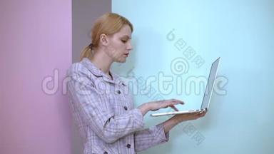 年轻女人用<strong>笔记本</strong>电脑。 在<strong>笔记本</strong>电脑上工作的女商人。 寻找新的解决方案。