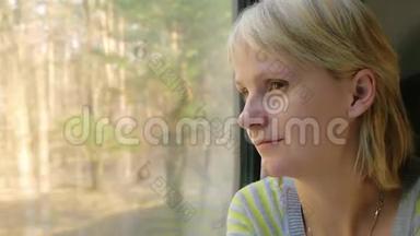 一位年轻女子坐火车旅行，望着窗外的风景