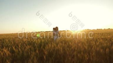 <strong>幸福</strong>的女儿和她的妈妈正走过成熟的小麦地，皱巴巴的。 <strong>幸福</strong>家庭和