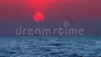 时光流逝。 大海上美丽的日落.. 日落时分的船只