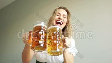 把杯子和啤酒粘在一起。 在音乐节上穿着巴伐利亚<strong>民族</strong>服装的漂亮女孩。 <strong>民族传统</strong>