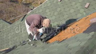 拆除软顶.. 法国绿瓦。 roofer在倾斜的屋顶上工作。 一个留着胡子的人从一个老人身上流下<strong>眼泪</strong>