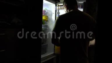 口渴的男人晚上打开冰箱门