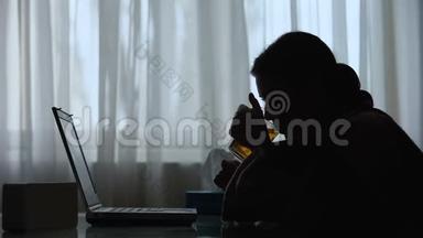 病妇深夜在家用笔记本电脑工作剪影，截止日期