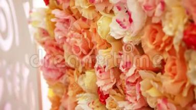 特写、婚礼装饰、玫瑰花蕾的节日装饰、橙色花蕾的美丽墙壁、桃红色玫瑰