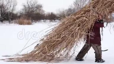 在一个霜雪纷飞的<strong>冬日</strong>，村民背着干芦苇在雪地上大海捞针取<strong>暖</strong>