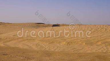 沙质沙丘上的景观涟漪和撒哈拉沙漠中骑着四轮摩托车的人们