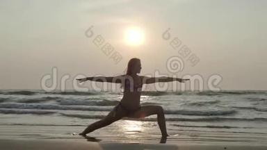 一个<strong>在</strong>海边日落的女孩正<strong>在做瑜伽</strong>。 4K