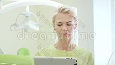 女牙医使用平板电脑。 牙科专业人士使用平板电脑