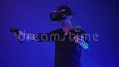 在VR耳机里玩互动电子游戏的年轻人