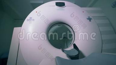 专用医疗设备，特写.. 大的断层扫描仪在医院的房间里。
