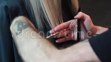 理发师剪一个金发的女人。 <strong>剪发</strong>特写