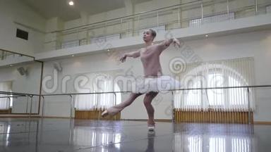 芭蕾舞演员穿着白色芭蕾舞裙在<strong>舞蹈</strong>室或健身房练习。 女人在<strong>课</strong>堂上跳古典舞。 孤独