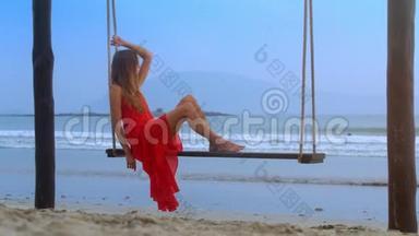 沙滩绳凳上的女孩游泳望蓝海