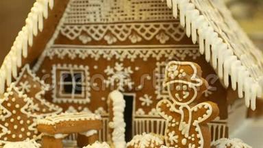 鹅卵石屋和小屋蛋糕漂亮，树上有房子和雪人，装饰着糖果白色的糖霜